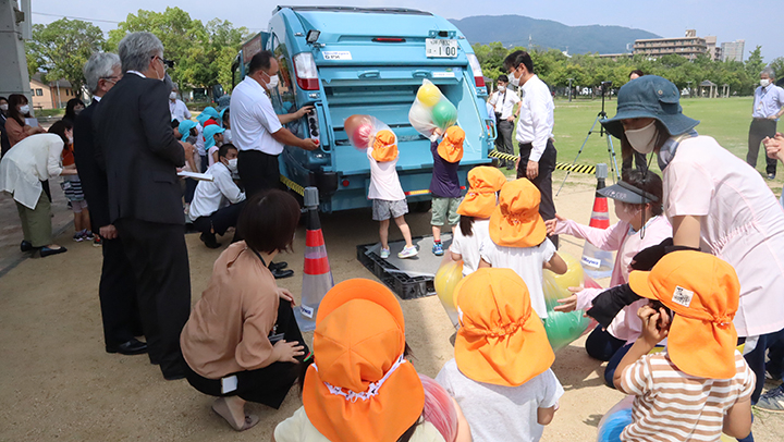 2020年7月、「環境学習用塵芥車」贈呈式に 保育園児たちを招いてごみが圧縮される様子を実演
