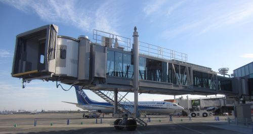 フルフラットタイプ　航空旅客搭乗橋　（大阪国際空港）