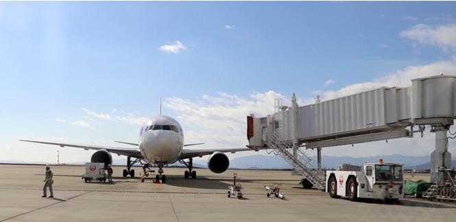 自動装着システムを装着した航空旅客搭乗橋（徳島阿波おどり空港）