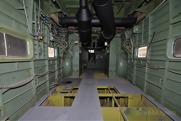 床面より上の薄緑色の部分がUF-1アルバトロス機オリジナルの機内で、床下の黄色の部分が新明和工業製の艇底です。