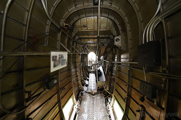 セミ・モノコックの基本的な構造は、約80年前から変わっていません。これは川西航空機(新明和工業の前身)の二式飛行艇の内部です。