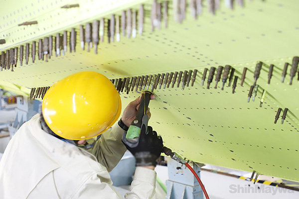 普通の飛行機はない「艇底」、つまり船の部分です。離着水時に高い水圧がかかるので、一般的な飛行機よりも強固な構造になっています。