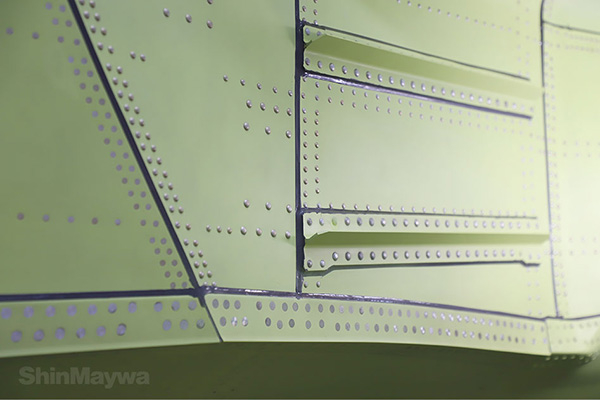 海水に触れる部分は、防水のためのシールもしっかりと施します。リベットは、空気抵抗を低くしたい部分はスキンと段差ができない皿頭リベット(沈頭鋲(ちんとうびょう))を使い、より強力に固定したい部分には丸リベットを使います。