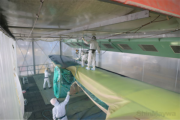 I will paint the camouflage color with a spray. Several workers work together to ensure that the paint hose does not touch the painted surface.
