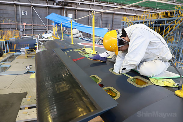 離着水（離着陸）時に主翼前縁から前方にスライドして揚力をアップする「スラット」の機構部を取り付けています