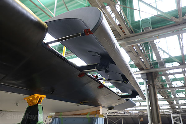 低速で揚力を増すための主翼前縁のスラットです。「US-2」の主翼上面にはスポイラー(空気抵抗により揚力を制御する装置)もあります