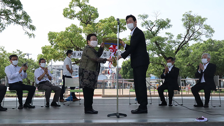 社長の五十川から中川市長に環境学習用塵芥車の「鍵」をお渡ししました。