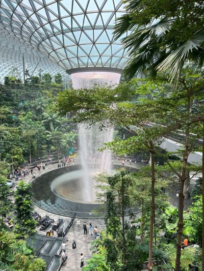 シンガポール・チャンギ空港のターミナルに隣接する複合施設「ジュエル・チャンギエアポート」（中田さん撮影）