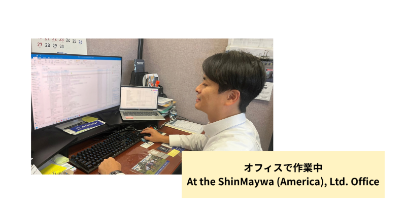 オフィスで作業中の村上さん