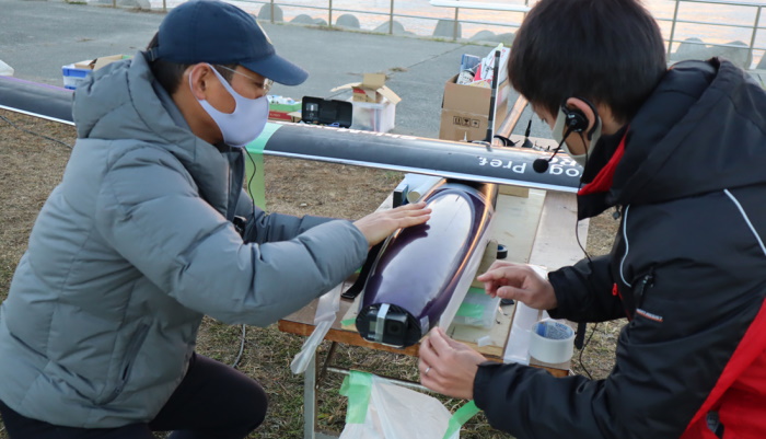 開発に携わる宮内さん（写真左）