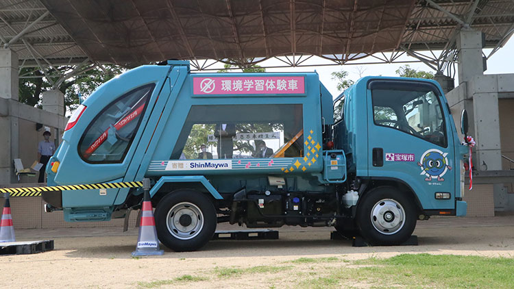 &quot;Envrionmental learning refuse compactors&quot; arriving at the presentation ceremony venue