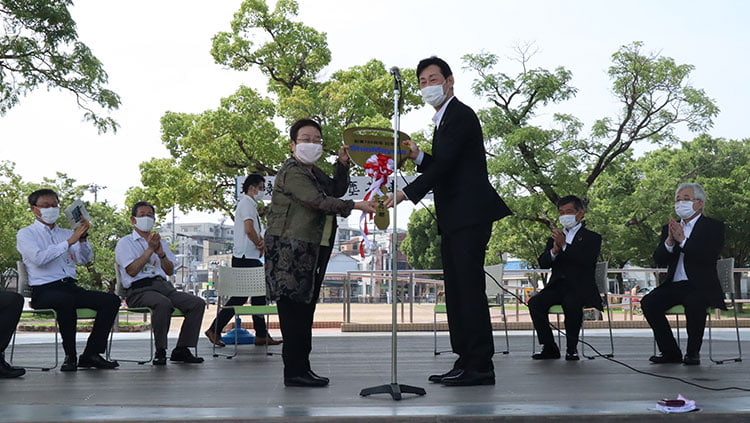 社長の五十川(写真右)から鍵を受け取る宝塚市 中川市長