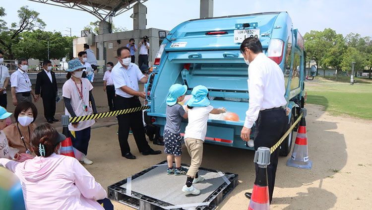 Experience of putting in garbage by nursery school children