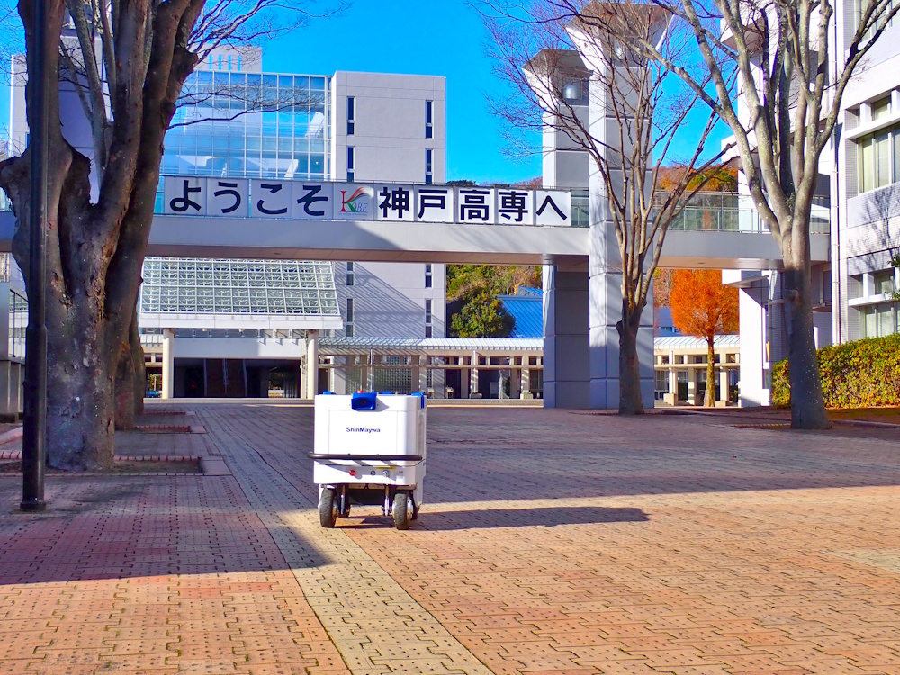 神戸高専でのAMR実証実験の様子