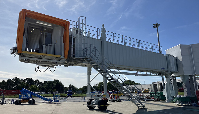 航空旅客搭乗橋の「バリアフリータイプ（ガーターレス）」初号機を高松