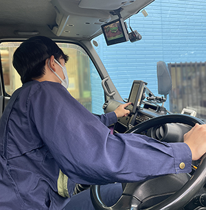運転席でのデータ入力作業風景(実証実験)
