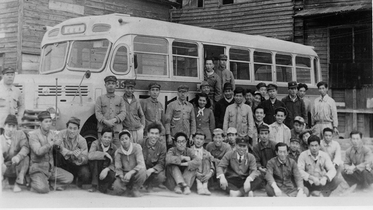1947年12月：創業当時の当社製バス