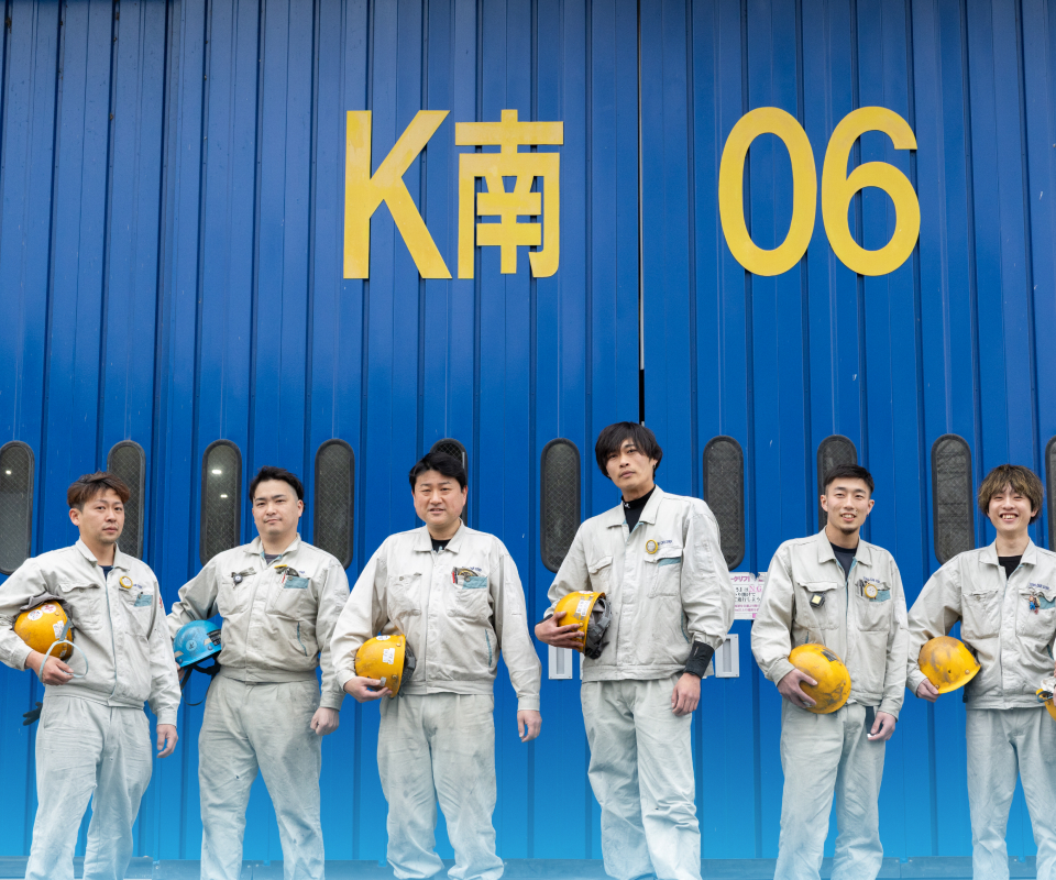 職場の雰囲気・人間関係について語る社員の様子