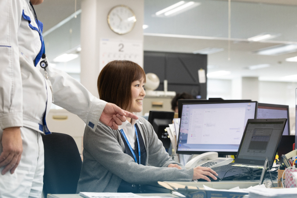 モニターを見ながら打ち合わせをする様子