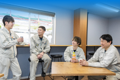 話し合っている社員の写真