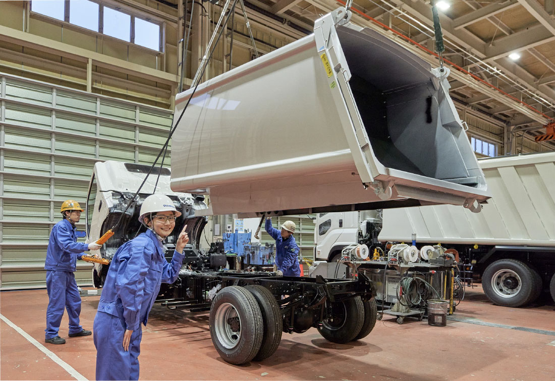 続いてシャーシに塵芥車のボディを搭載する現場を特別に見せてもらいました！