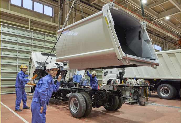 続いてシャーシに塵芥車のボディを搭載する現場を特別に見せてもらいました！