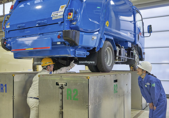 最後は出荷前の車の最終検査の様子を見学させてもらいました